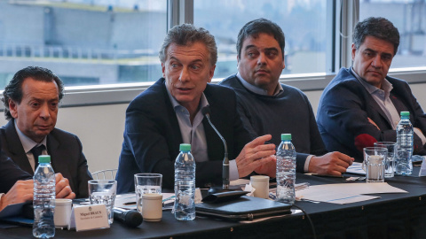 El presidente argentino, Mauricio Macri, con miembros de su Gobierno, en un encuentro con empresarios en el barrio bonaerense de Vicente Lopez. REUTERS