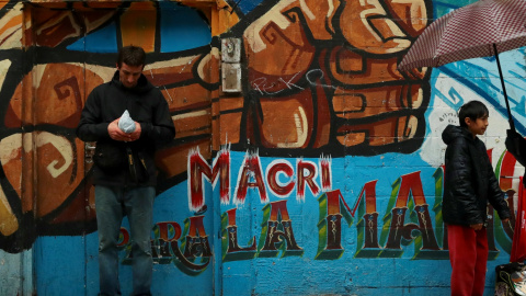 Un hombre junto a una pintada contra el presidente Mauricio Macri, en Buenos Aires. REUTERS/Marcos Brindicci