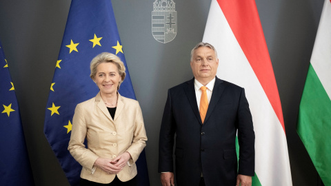 La presidenta de la Comisión Europea, Ursula von der Leyen, con el primer ministro de Huingría, Viktor Orban, posan antes de una reunión en Budapest. REUTERS/Viven Cher Benko/Oficina del Primer Ministro de Hungría