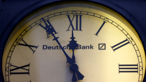 El logo de Deutsche Bank en un reloj antiguo situado en una sucursal del banco, en la localidad alemana de Wiesbaden. REUTERS/Kai Pfaffenbach