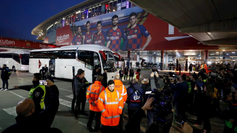 18/12/2019.- El autobús del Real Madrid a su llegada al Camp Nou. / EFE - ALBERTO ESTEVEZ