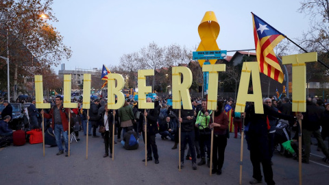 18/12/2019.- Protesta en el exterior del Camp Nou. / EFE - ANDREU DALMAU