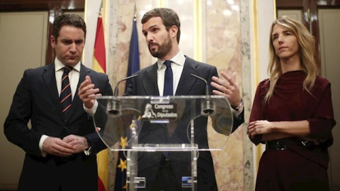 El presidente del PP, Pablo Casado, en rueda de prensa junto a la portavoz del Partido Popular en el Comgreso, Cayetana Álvarez de Toledo (dech) y el secretario general del PP, Teodoro García Egea (izq), tras finalizar la sesión de constitución de las