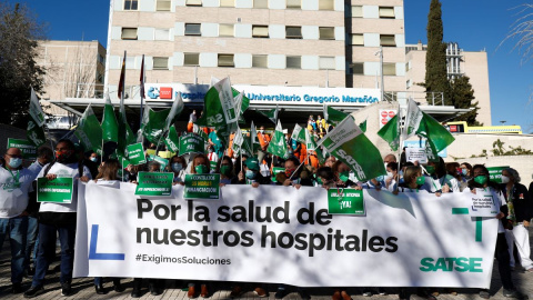 Varias personas del ámbito sanitario reclaman recursos y medios frente al Hospital Gregorio Marañón, a 22 de febrero de 2022, en Madrid.