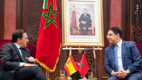 El ministro de Exteriores español, José Manuel Albares (i), durante la reunión que mantiene con su homólogo marroquí, Naser Burita, el pasado martes en Marrakech.