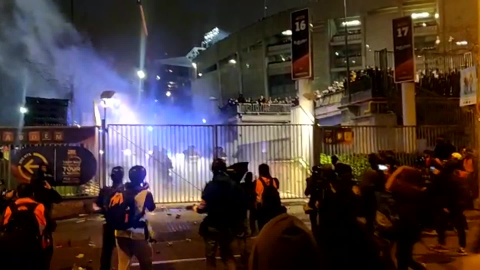 Manifestantes fuerzan un acceso del Camp Nou