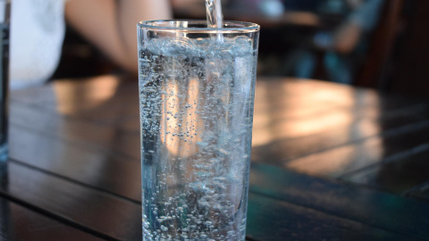 12/05/202-Imagen de archivo de un vaso con agua