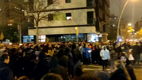 Pelea multitudinaria entre Boixos Nois e independentistas a las puertas del Camp Nou