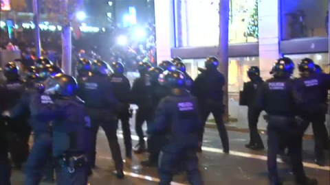 Cargas policiales y quema de contenedores a las afueras del Camp Nou durante el ClÃ¡sico