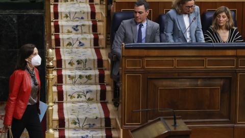 11/05/2022.- El presidente del Gobierno, Pedro Sánchez (3d) y la ministra de Defensa, Margarita Robles (i) en la sesión de control al gobierno en el Congreso este lunes después de la destitución a la directora del Centro Nacional de Inteligencia por e