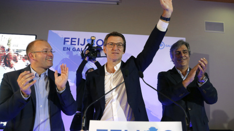 El presidente de la Xunta y candidato a la reelección, Alberto Nuñez Feijóo, junto al secretario geneal del PPdG, Miguel Tellado, y el portavoz parlamentario, Pedro Puy, saludan en el hotel de Santiago donde celebra el resultado electoral, tras la jorn