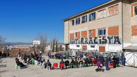 12/05/2022-Imagen de una asamblea realizada en el patio del CSO La Atalaya