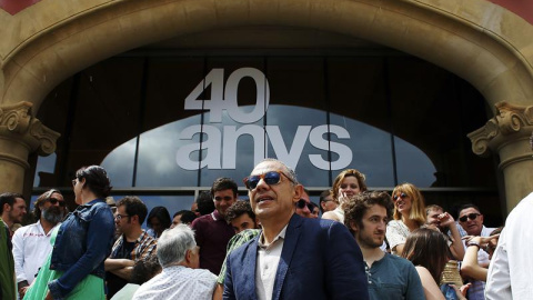 El director del Teatre Lliure, Lluis Pasqual (c), durante la presentación de la programación de la temporada 2016/17, que estará marcada por la celebración del 40 aniversario de lo que en un principio fue una cooperativa teatral creada por profesional