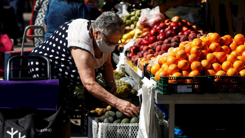 Una persona compra en el mercadillo semanal de Montcada i Reixac. /  EFE - Quique García