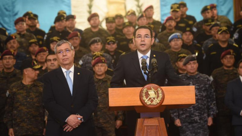 El presidente guatemalteco, Jimmy Morales (c), y el vicepresidente Jafeth Cabrera (i) realizan hoy, viernes 31 de agosto de 2018, el anuncio de que no se renovará el mandato de la Comisión Internacional Contra la Impunidad en Guatemala (Cicig). /EFE