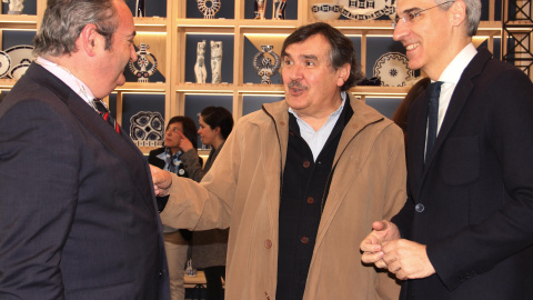 El consejero delegado de Sargadelos, Segismundo García (c.), con el consejero de Economía, Francisco Conde (d.), en la inauguración de una tienda en Madrid de la empresa de cerámica, el pasado abril.