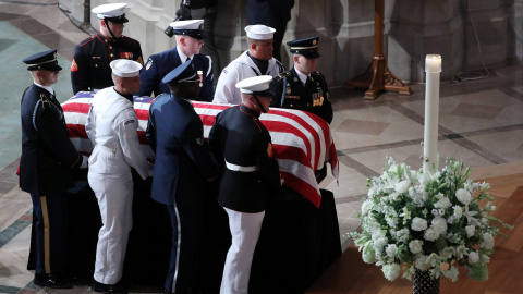 El féretro del senador John McCain es colocado antes del funeral en la Catedral de Washington. /REUTERS