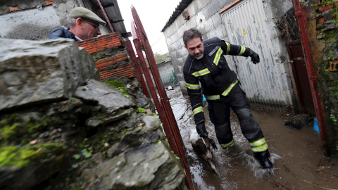 19/12/2019.- Un bombero ayuda a un perro en las calles inundadas de Ponferrada. / EFE - ANA F. BARREDO