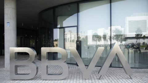 El logo del BBVA a las puertas de su sede en Madrid. E.P./Eduardo Parra