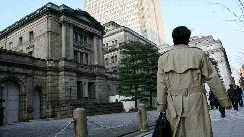 Una persona  pasa por delante del edificio del Banco de Japón, en Tokio. EFE/Everett Kennedy Brown