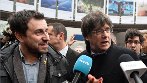 El ex líder catalán Carles Puigdemont se dirige a los medios junto a los ex ministros regionales catalanes Antoni Comin y Lluis Puig cuando llegan al Parlamento Europeo en Bruselas, Bélgica, el 20 de diciembre de 2019. REUTERS / Johanna Geron