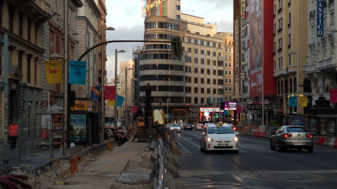 La Gran Vía llena de zanjas durante los trabajos para ensanchar las aceras. /ALEJANDRO TENA