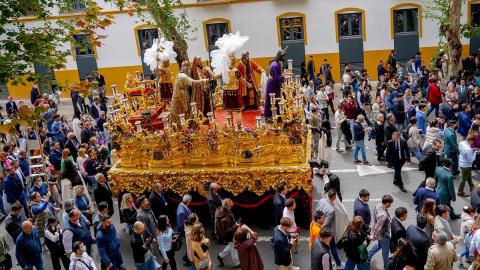 El Cristo Jesús Cautivo y Rescatado de la Hermandad de San Pablo, `por la calle San Luis en la Semana Santa de Sevilla22. Lunes Santo a 11 de abril del 2022 en Sevilla (Andalucía, España)