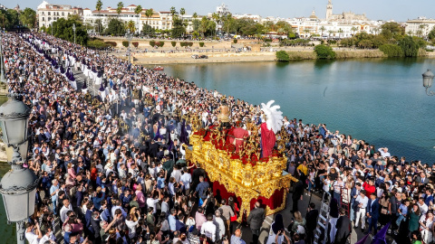 Hermandad de la Estrella por el Altanazo, junto a el Puente de Triana en la Semana Santa del 2022 en Domingo de Ramos a 10 de abril del 2022 en Sevilla (Andalucía, España)