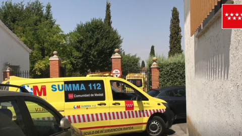 Ambulancias del SUMMA 112 en el lugar donde un atracador se ha autolesionado hasta provocarle la muerte en Torres de la Alameda.