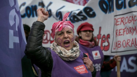 Una mujer durante una marcha feminista en Madrid. EFE