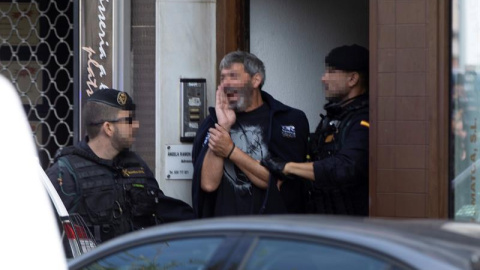 23/09/2019.- Agentes de la Guardia Civil acompañan a uno de los nueve detenidos durante el registro de un domicilio en Sabadell (Barcelona), uno de los registros que se están realizando en varias localidades catalanas en una operación ordenada por el J