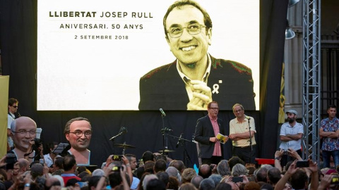 Acte d'homenatge a l'ex-conseller empresonat Josep Rull, a la Plaça Vella de Terrassa. EFE / Alejandro García