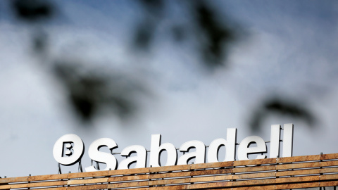 El logo de Banco Sabadell, en lo alto de un edificio de Madrid. REUTERS/Andrea Comas