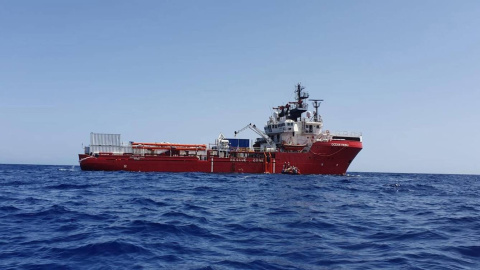 El barco de rescate Ocean Viking busca un puerto seguro para desembarcar a los migrantes rescatados. / REUTERS