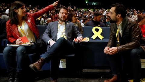 GRAF2700. BARCELONA, 21/12/2019.- El presidente del Parlement de Catalunya, Roger Torrent (d), el coordinador general de ERC y vicepresidente de la Generalitat, Pere Aragonés (c), y la portavoz de la formación, Marta Vilalta (i), al inicio del congreso 