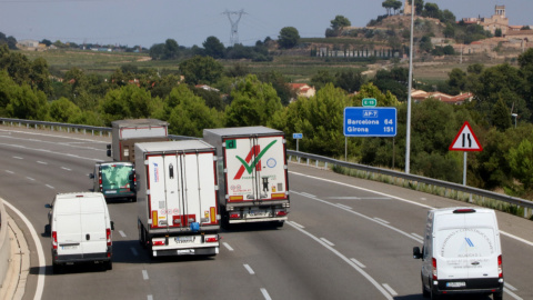 Vehicles circulant per l'AP-7 a l'altura de Banyeres del Penedès durant la primera setmana sense peatges.