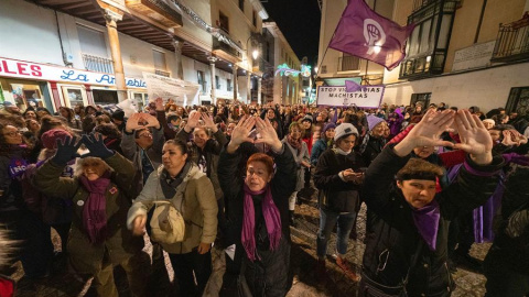 GRAF3123. ARANDA DE DUERO (BURGOS), 21/12/2019.- Cientos de personas se han concentrado este sábado en la Plaza del Trigo, en Aranda de Duero, en apoyo a la víctima del conocido como caso Arandina, una menor de 15 años cuyos tres agresores, tres exjuga