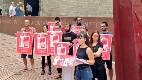 La portaveu d'Arran, Mar Ampurdanès, amb altres representants de l'esquerra independentista, aquest dilluns al Fossar de les Moreres, a Barcelona. / CUP