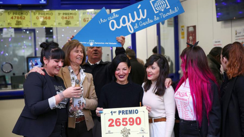 Un grupo de personas celebran en la administración madrileña de Doña Manolita que ha vendido el número 26.590, agraciado con el Gordo de Navidad. /EFE