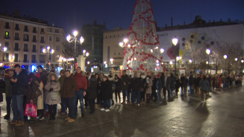 Colas a la entrada del Teatro Real para asistir al Sorteo de Navidad