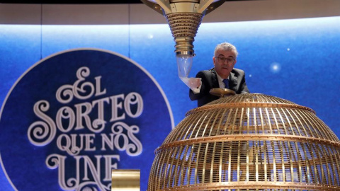 Todo está listo ya en el Teatro Real que acoge en su escenario un año más el Sorteo Extraordinario de la Lotería de Navidad a partir de las nueve de la mañana. /EFE