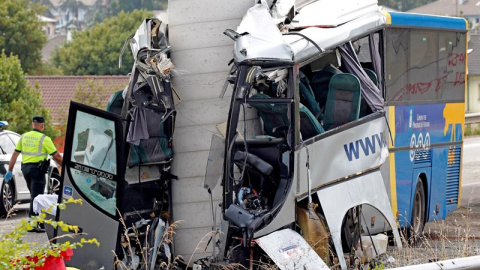 03/09/2018.- Estado en el que ha quedado el autobús de línea de la compañía Alsa tras colisionar contra un pilar de cemento de un viaducto en obras en la carretera de circunvalación de Avilés. Al menos cuatro personas han fallecido y más de una vei