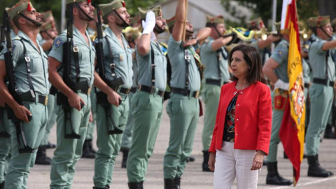 La ministra de Defensa, Margarita Robles, pasa revista a las tropas durante su visita a las unidades de la Legión del Acuartelamiento de Montejaque en Ronda (Málaga). - EFE