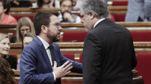 27/04/2022-El presidente de la Generalitat, Pere Aragonès, con el portavoz de JxCat, Albert Batet, durante el pleno del Parlament en el que se ha ratificado el acuerdo de presentar una denuncia por el 'caso Pegasus', este miércoles 27 de abril