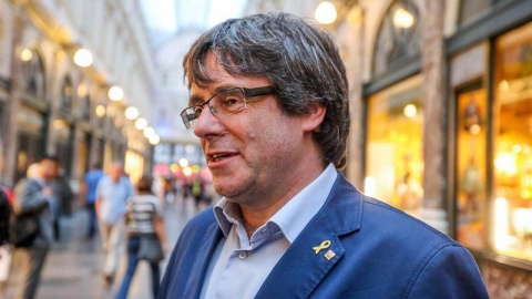 El expresidente catalán Carles Puigdemont asiste al estreno de la película 'Miss Dali', del director y productor español Ventura Pons, en el Cinema des Galleries, en Bruselas. (STEPHANIE LECOCQ | EFE)