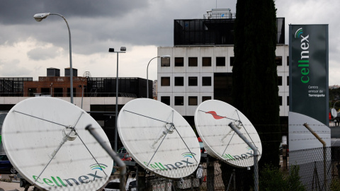 Varias antenas de telecomunicaciones del operador Cellnex, en Madrid. REUTERS/Susana Vera