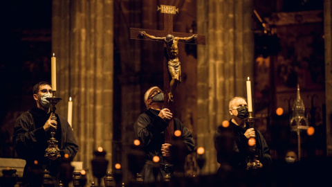 Viernes Santo en una congregación de la Iglesia bajo estrictas medidas de higiene debido a la propagación del coronavirus, en Barcelona, a 2 de abril de 2021.