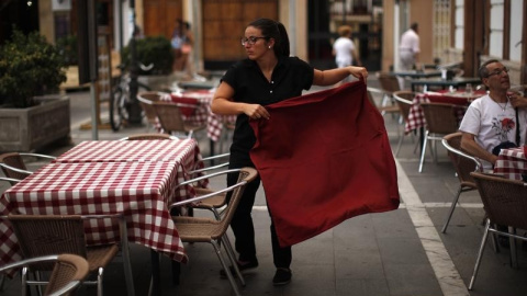 Una mujer trabajando en el sector de la hostelería/ REUTERS