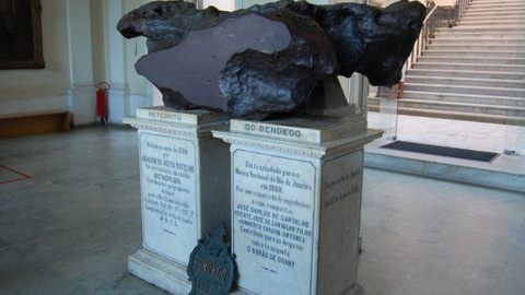 Hallado en 1784, el meteorito de Bendegó está constituido por una masa compacta de hierro y níquel. Es el mayor meteorito brasileño y uno de los más grandes del mundo, con un peso de más de cinco toneladas y unas dimensiones superiores a los dos met