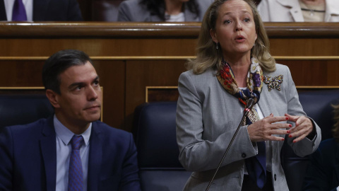 27/04/2022-La ministra de Economía y vicepresidenta primera Nadia Calviño junto a Pedro Sánchez durante el Pleno del Congreso celebrado este miércoles 27 de abril